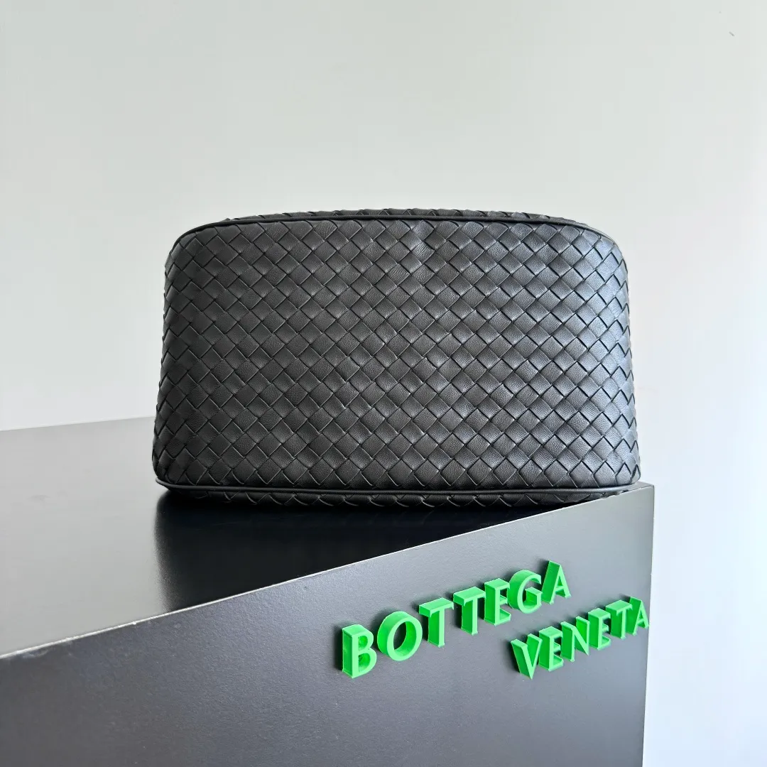 Batch 2200 Bottega Veneta Basket new woven handbag. The classic tote bag style has its own elegant and elegant temperament. It does not feel out of place whether it is commuting or casual outings. It is suitable for various occasions! The design of the woven handle is the finishing touch. The hand-woven texture is delicate and rich in texture. It is not only beautiful, but also extremely comfortable to hold. It looks low-key when held in the hand, but in fact it exudes luxurious charm. Iconic weaving process, each weave is tight and even, showing BV's exquisite production technology. The metal ring decoration is perfectly connected with the bag body, adding a sense of modernity and sophistication to the whole. Moreover, the lines of the bag body are smooth and natural, and the curvature is ergonomic. It can be perfectly adapted whether it is carried on the shoulder or carried in the hand, showing an elegant posture. Style number: 836261 Size: 31*18.5*16cm